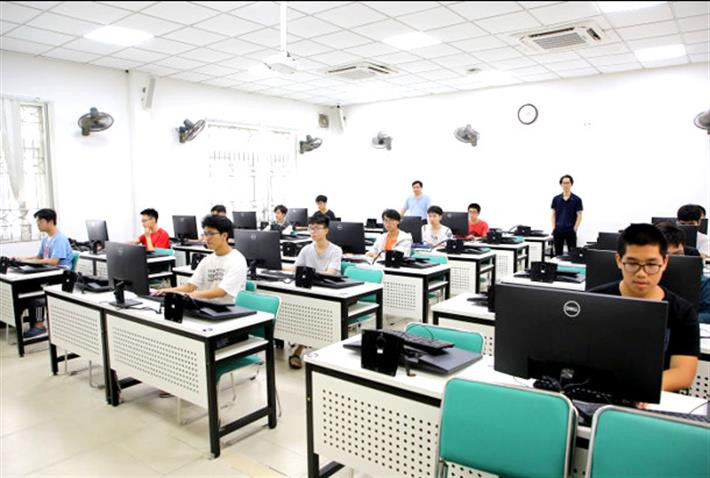 15 thí sinh trong ngày thi thử tại hội đồng thi Trường Đại học Công nghệ ngày 17/5.