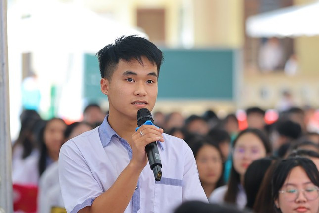 Học sinh đặt câu hỏi cho diễn giả.