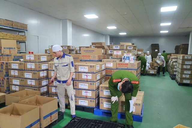Công an thu giữ hàng ngàn hộp sữa bột giả các loại để phục vụ điều tra. (Ảnh: CAND) Công an thu giữ hàng ngàn hộp sữa bột giả các loại để phục vụ điều tra. (Ảnh: CAND)