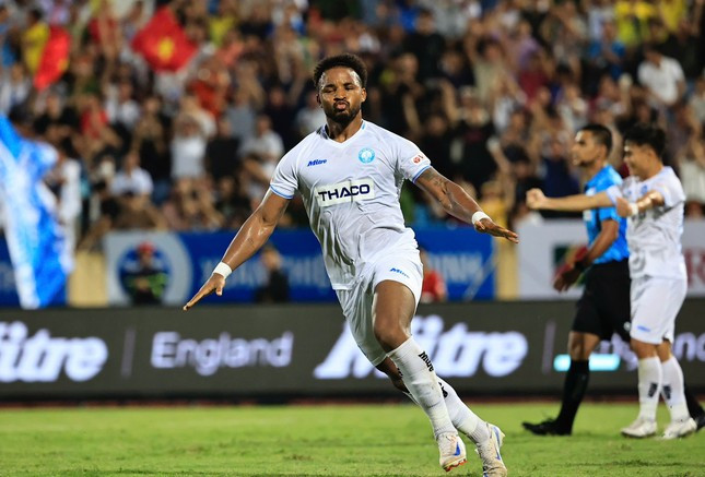 Vua phá lưới V-League 2023/2024 Rafaelson là người ghi bàn đưa Thép Xanh Nam Định vượt lên.