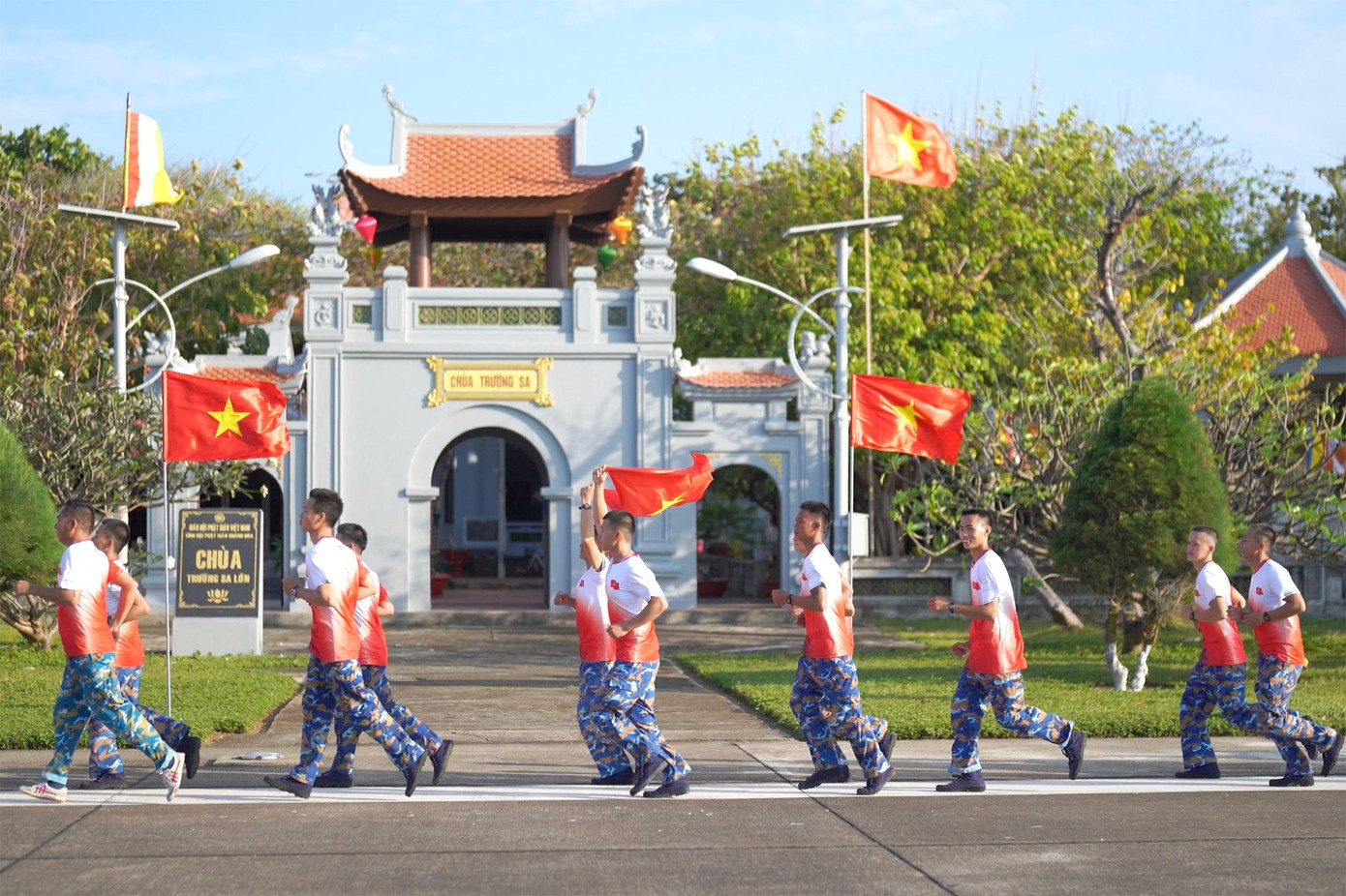Được sự đồng ý và hỗ trợ nhiệt tình của Quân chủng Hải quân, Ban tổ chức Tiền Phong Marathon đã gửi tới các chiến sĩ và đồng bào Trường Sa 200 áo vận động động viên và 200 lá cờ Tổ quốc cùng một số dụng cụ thể thao khác. Được sự đồng ý và hỗ trợ nhiệt tình của Quân chủng Hải quân, Ban tổ chức Tiền Phong Marathon đã gửi tới các chiến sĩ và đồng bào Trường Sa 200 áo vận động động viên và 200 lá cờ Tổ quốc cùng một số dụng cụ thể thao khác.