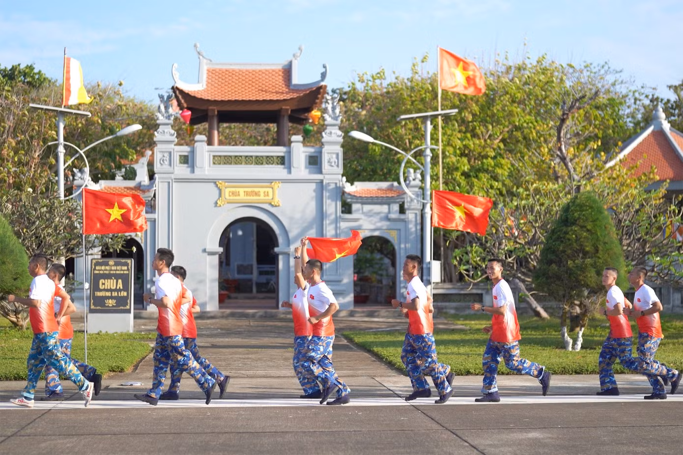 Được sự đồng ý và hỗ trợ nhiệt tình của Quân chủng Hải quân, Ban tổ chức Tiền Phong Marathon đã gửi tới các chiến sĩ và đồng bào Trường Sa 200 áo vận động động viên và 200 lá cờ Tổ quốc cùng một số dụng cụ thể thao khác.