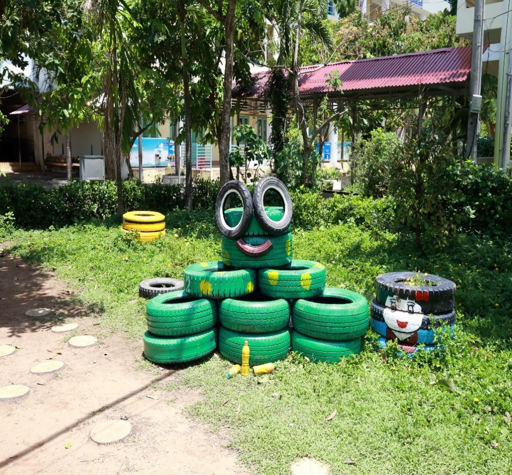 Tái sử dụng vỏ xe để làm sân chơi tái chế.