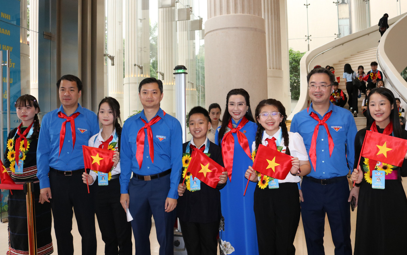 Đồng chí Ngô Văn Cương, đồng chí Nguyễn Tường Lâm, đồng chí Nguyễn Phạm Duy Trang và đồng chí Nguyễn Minh Triết chụp ảnh cùng đại biểu thiếu nhi. Đồng chí Ngô Văn Cương, đồng chí Nguyễn Tường Lâm, đồng chí Nguyễn Phạm Duy Trang và đồng chí Nguyễn Minh Triết chụp ảnh cùng đại biểu thiếu nhi.