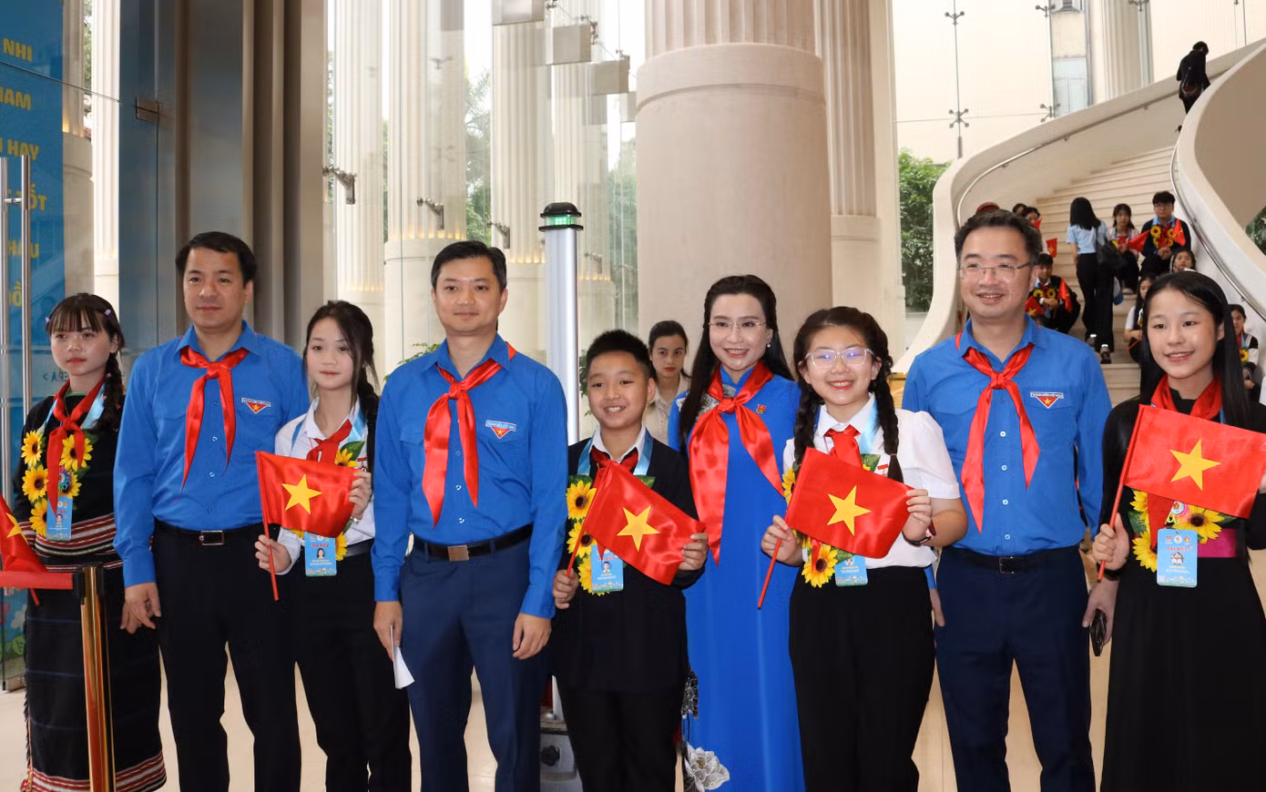 Đồng chí Ngô Văn Cương, đồng chí Nguyễn Tường Lâm, đồng chí Nguyễn Phạm Duy Trang và đồng chí Nguyễn Minh Triết chụp ảnh cùng đại biểu thiếu nhi.