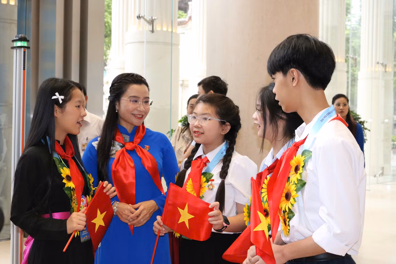 Đồng chí Nguyễn Phạm Duy Trang, Bí thư T.Ư Đoàn, Chủ tịch Hội đồng Đội T.Ư trò chuyện cùng các đại biểu tham dự đại hội.