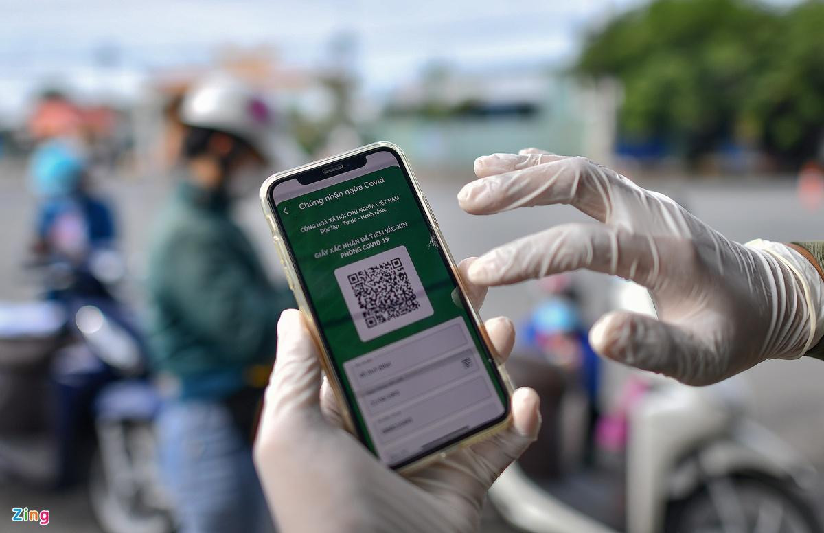 Bình Dương là một trong những tỉnh đầu tiên thử nghiệm "thẻ xanh Covid-19" để kiểm soát người đi đường. (Ảnh: Phạm Ngôn) Bình Dương là một trong những tỉnh đầu tiên thử nghiệm "thẻ xanh Covid-19" để kiểm soát người đi đường. (Ảnh: Phạm Ngôn)