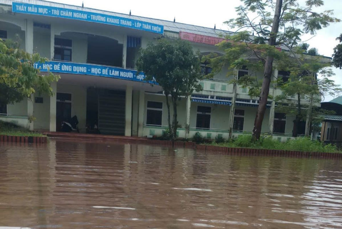 Nước lũ bắt đầu rút, nhưng ở huyện Vĩnh Linh một số trường học vẫn còn ngập nước. Nước lũ bắt đầu rút, nhưng ở huyện Vĩnh Linh một số trường học vẫn còn ngập nước.