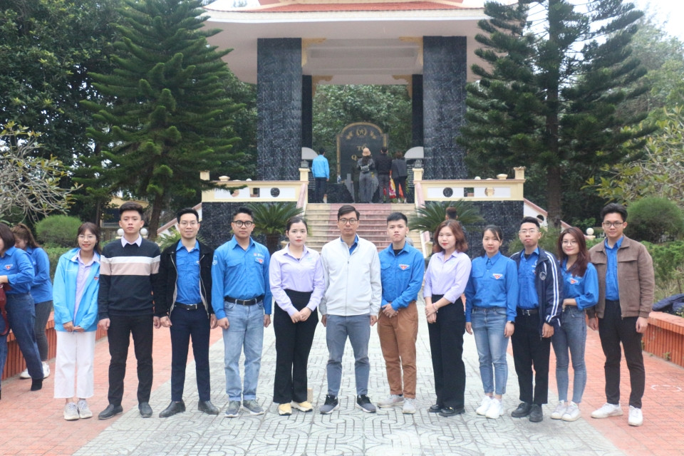 Đoàn công tác dâng hương tại đài tưởng niệm Bạch Long Vỹ. Đoàn công tác dâng hương tại đài tưởng niệm Bạch Long Vỹ.