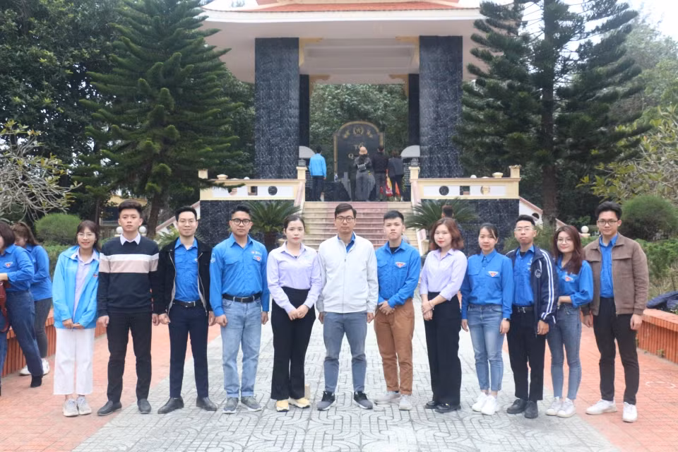 Đoàn công tác dâng hương tại đài tưởng niệm Bạch Long Vỹ.