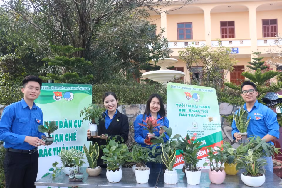 Đoàn công tác tham gia hoạt động trồng cây “Vì biển đảo xanh” tại Công viên Tuổi trẻ sông Hồng.