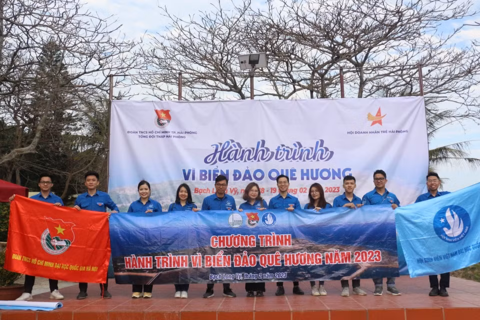 Đoàn công tác của Đoàn Thanh niên - Hội Sinh viên Đại học Quốc gia Hà Nội tại Đảo thanh niên Bạch Long Vĩ năm 2023.
