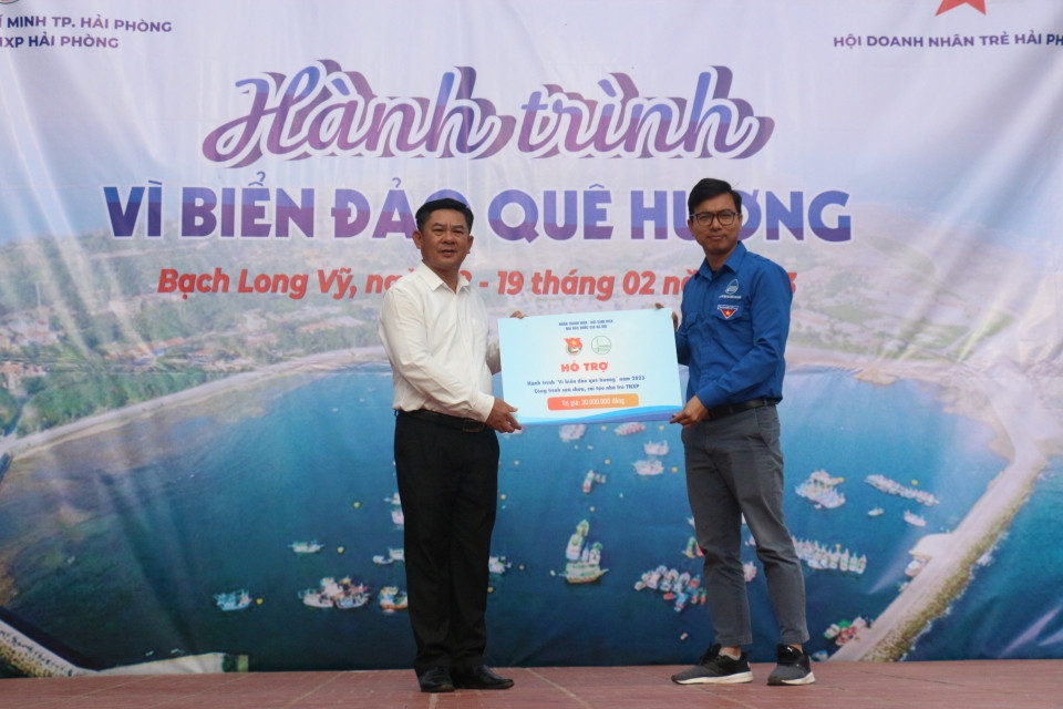 Đoàn Đại học Quốc gia Hà Nội tặng công trình thanh niên “Công trình sửa chữa, cải tạo Nhà trẻ liên đội thanh niên xung phong” trị giá 30 triệu đồng. Đoàn Đại học Quốc gia Hà Nội tặng công trình thanh niên “Công trình sửa chữa, cải tạo Nhà trẻ liên đội thanh niên xung phong” trị giá 30 triệu đồng.