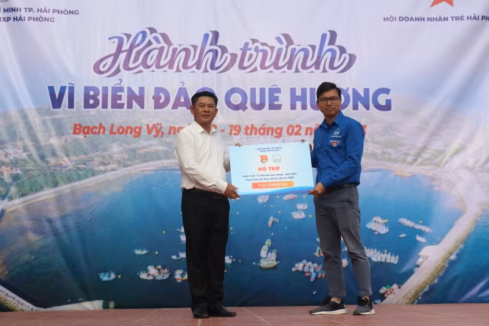 Đoàn Đại học Quốc gia Hà Nội tặng công trình thanh niên “Công trình sửa chữa, cải tạo Nhà trẻ liên đội thanh niên xung phong” trị giá 30 triệu đồng.
