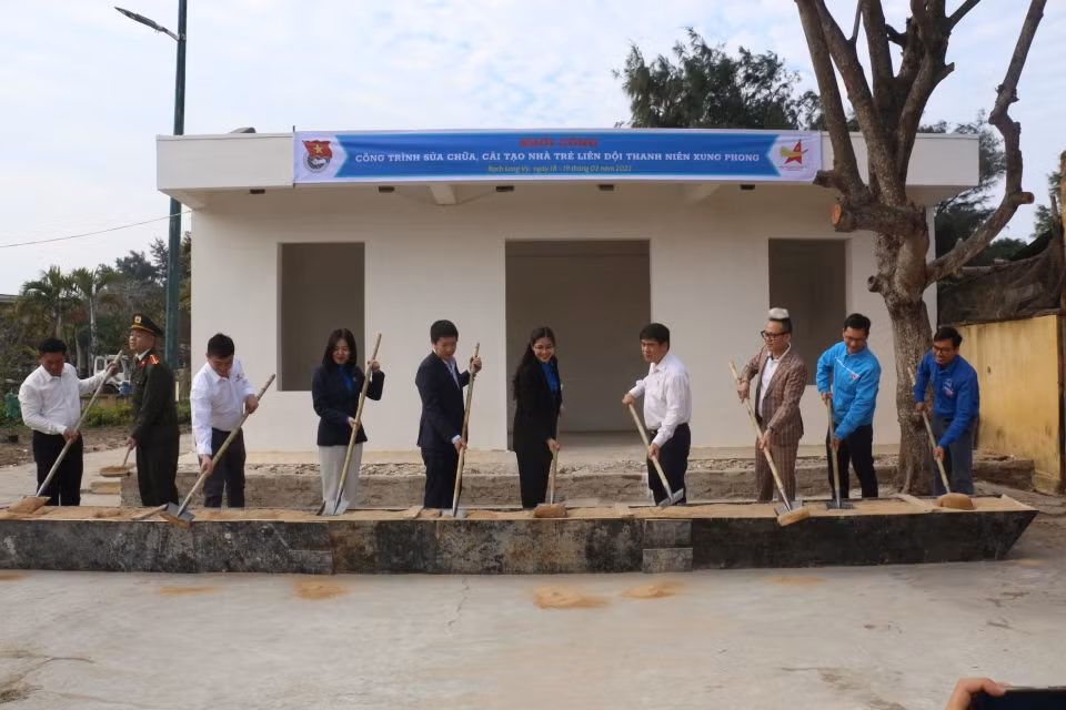 Đại diện Đoàn công tác Đoàn Đại học Quốc gia Hà Nội tham dự lễ khởi công “Công trình sửa chữa, cải tạo Nhà trẻ liên đội thanh niên xung phong”.
