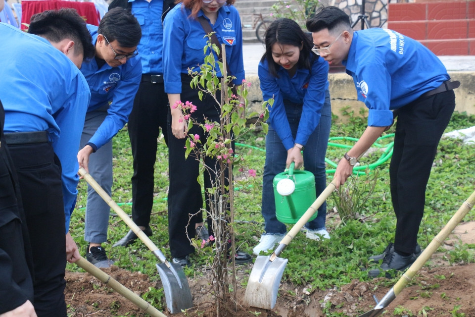 Hoạt động đổi rác thải nhựa lấy cây xanh nhận được sự quan tâm của đoàn viên, thanh niên. Hoạt động đổi rác thải nhựa lấy cây xanh nhận được sự quan tâm của đoàn viên, thanh niên.