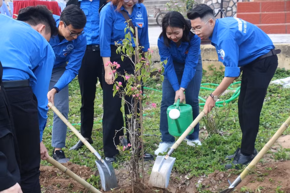 Hoạt động đổi rác thải nhựa lấy cây xanh nhận được sự quan tâm của đoàn viên, thanh niên.