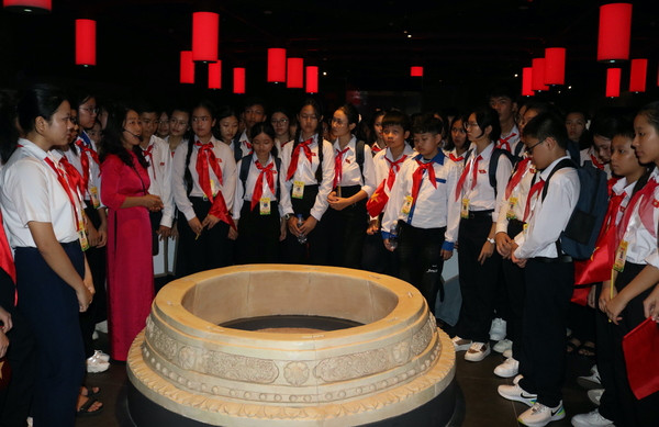 Các đại biểu trẻ em tham quan Bảo tàng Quốc hội. Các đại biểu trẻ em tham quan Bảo tàng Quốc hội.