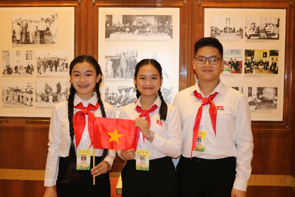 Các "nghị sĩ trẻ" bày tỏ sự thích thú khi đây là lần đầu tiên được tham quan Bảo tàng Quốc hội. Các "nghị sĩ trẻ" bày tỏ sự thích thú khi đây là lần đầu tiên được tham quan Bảo tàng Quốc hội.