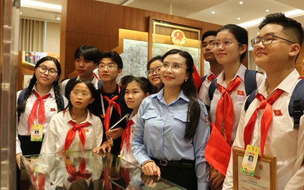 Đồng chí Nguyễn Phạm Duy Trang, Bí thư T.Ư Đoàn, Chủ tịch Hội đồng Đội T.Ư, Trưởng ban tổ chức Phiên họp cùng các đại biểu trẻ em tham quan Bảo tàng Quốc hội. Đồng chí Nguyễn Phạm Duy Trang, Bí thư T.Ư Đoàn, Chủ tịch Hội đồng Đội T.Ư, Trưởng ban tổ chức Phiên họp cùng các đại biểu trẻ em tham quan Bảo tàng Quốc hội.