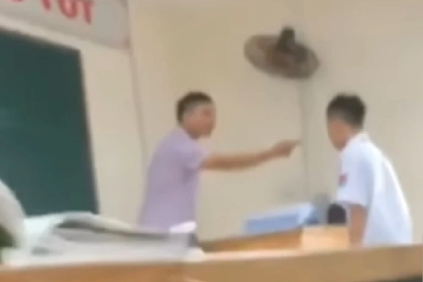 Thầy giáo dạy tiếng Anh, trường THPT Phan Huy Chú - Thạch Thất, chỉ tay vào học sinh. (Ảnh cắt từ video)