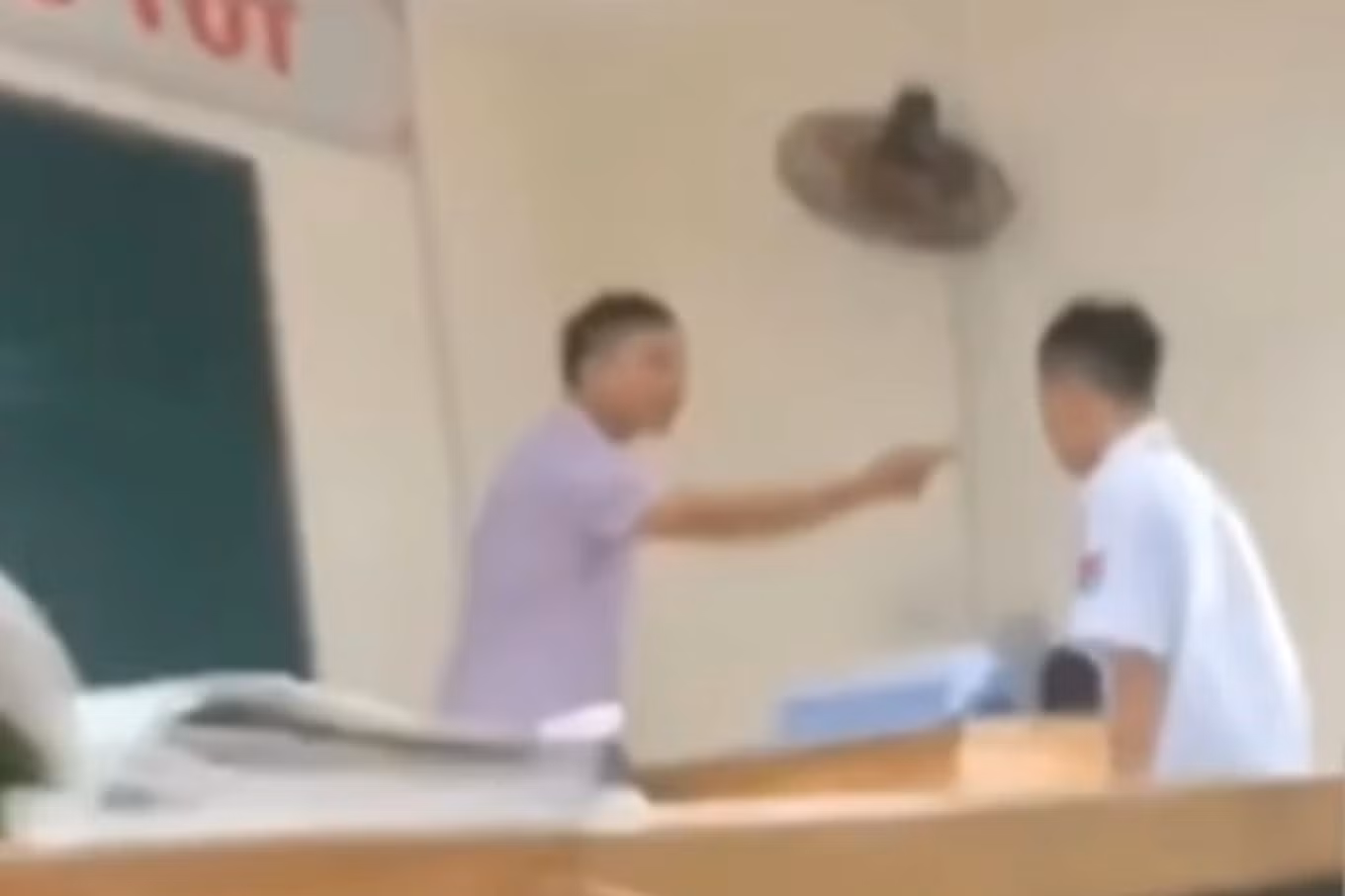 Thầy giáo dạy tiếng Anh, trường THPT Phan Huy Chú - Thạch Thất, chỉ tay vào học sinh. (Ảnh cắt từ video)