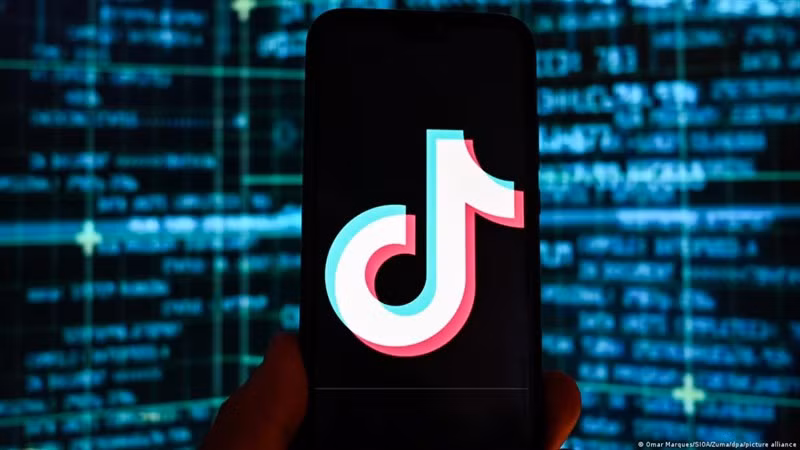 Mạng xã hội TikTok xuất hiện nhiều nội dung xấu độc, phản cảm, gây nguy hại tới người dùng. (Ảnh: Dw)