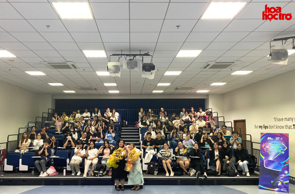 Hai diễn giả cùng các thi sinh tham gia cuộc thi. Hai diễn giả cùng các thi sinh tham gia cuộc thi.