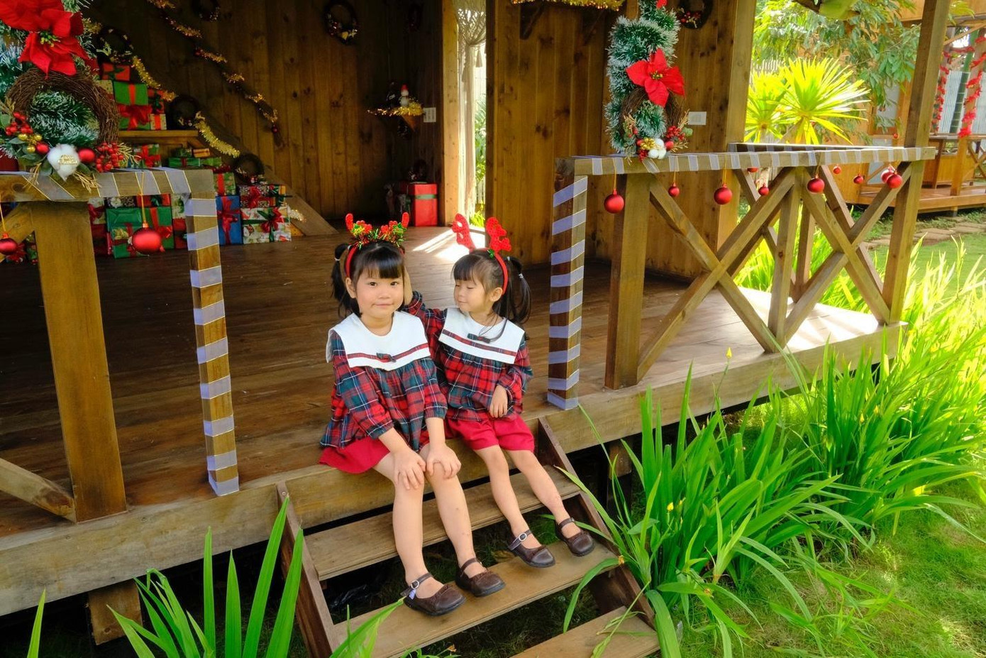 Hai cô gái nhỏ diện trang phục “ton sur ton” trong không gian ngập tràn những món đồ xinh xắn nhiều màu sắc, chào đón ngày Giáng sinh đang cận kề. Hai cô gái nhỏ diện trang phục “ton sur ton” trong không gian ngập tràn những món đồ xinh xắn nhiều màu sắc, chào đón ngày Giáng sinh đang cận kề.