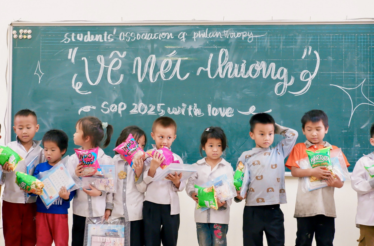 Các em nhỏ khối lớp một tại điểm trường nhận những phần quà là sách vở, bánh kẹo. Các em nhỏ khối lớp một tại điểm trường nhận những phần quà là sách vở, bánh kẹo.