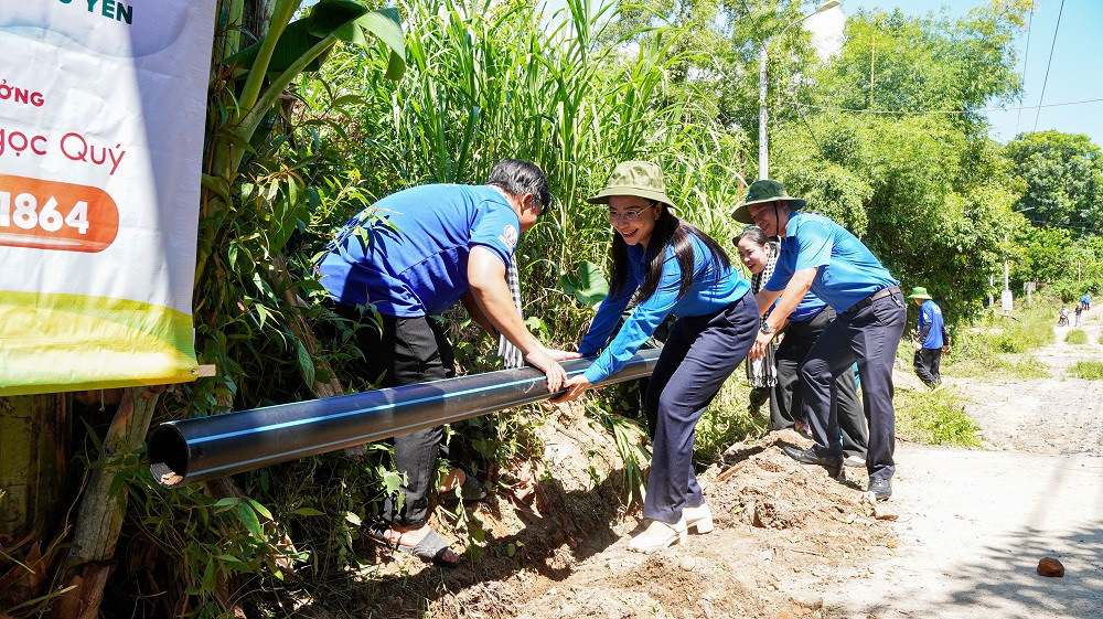 Đồng chí Nguyễn Phạm Duy Trang và các đồng chí trong đoàn đặt ống nước thực hiện công trình lắp đặt hệ thống nước tự chảy tại xã Xuân Quang 1, huyện Đồng Xuân, tỉnh Phú Yên.