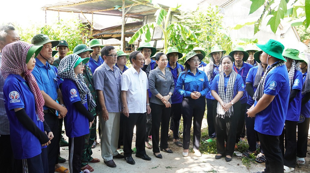 Các đồng chí lãnh đạo nghe báo cáo về kế hoạch thực hiện các công trình, phần việc thanh niên của đội hình sinh viên tình nguyện Mùa Hè Xanh.