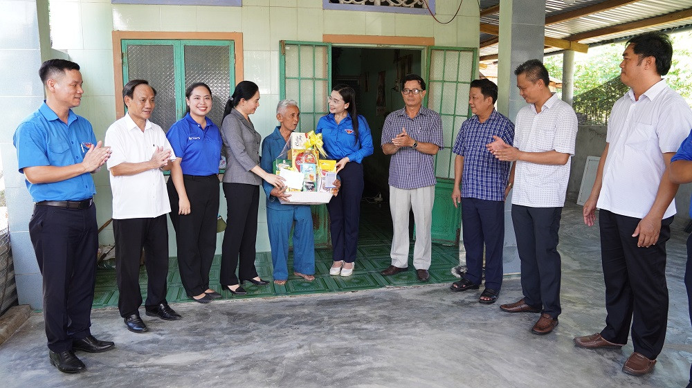 Đoàn công tác thăm, tặng quà cho người cao tuổi tại thôn Phú Tâm, xã Xuân Quang 1.