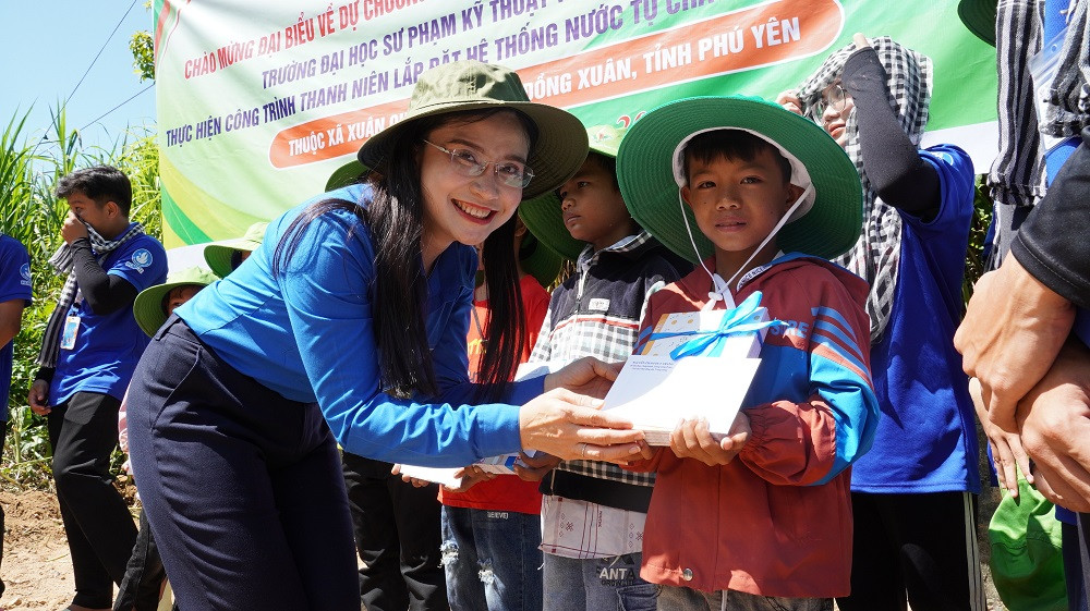 Bí thư Trung ương Đoàn trao tặng quà cho học sinh có hoàn cảnh khó khăn ở xã Xuân Quang 1, huyện Đồng Xuân.