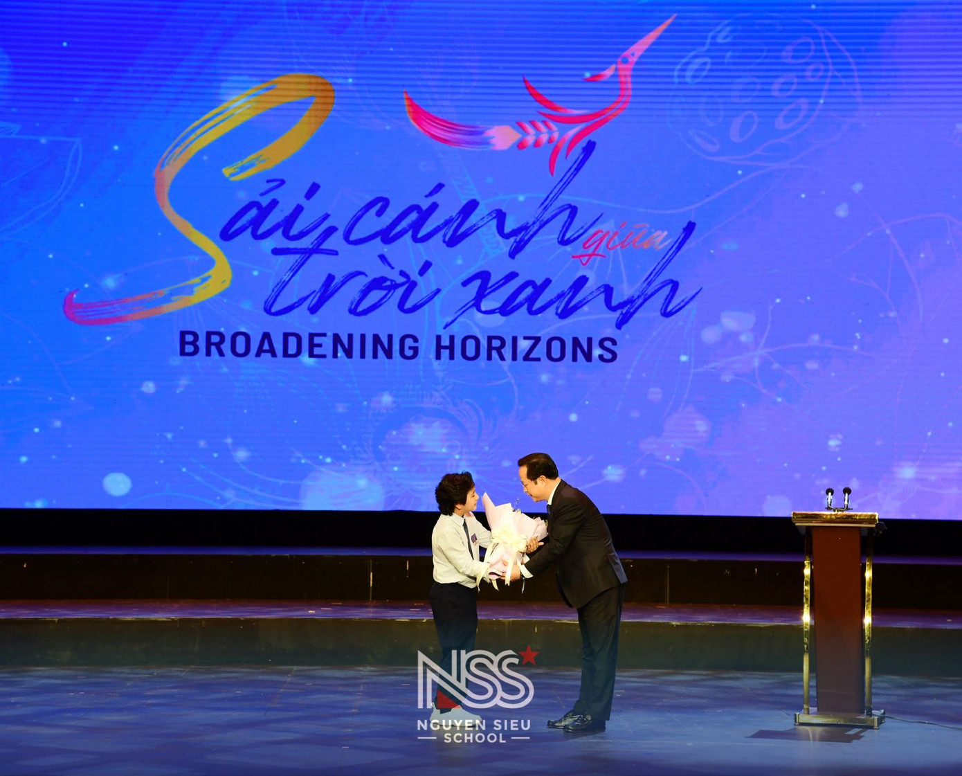 Tiến sĩ Trần Thế Cương phát biểu tại sự kiện và nhận hoa chúc mừng ngày Nhà giáo Việt Nam.