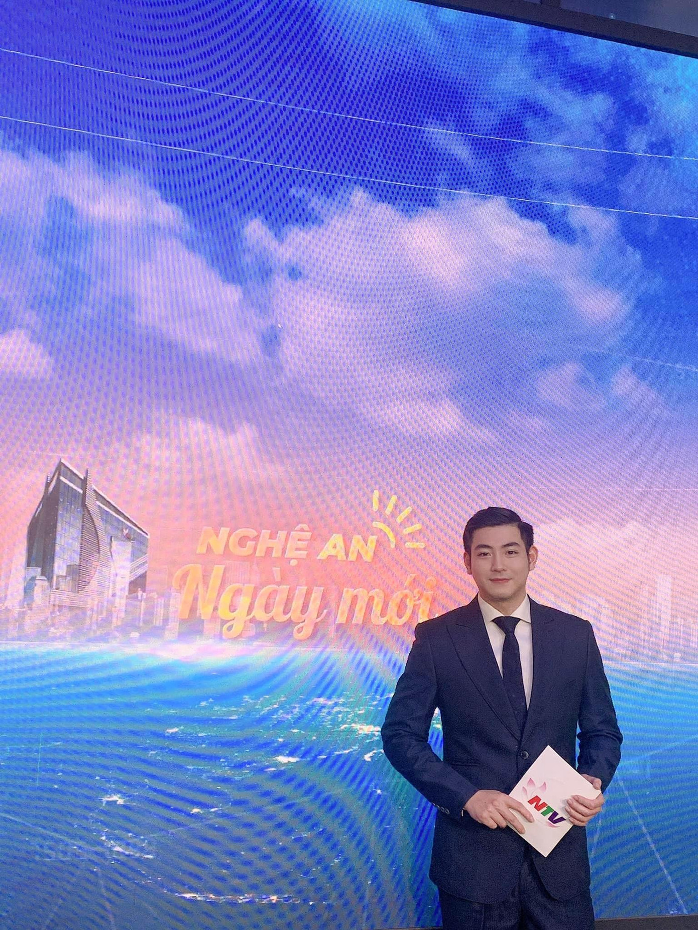 Cường Nguyễn là gương mặt MC khá quen thuộc trên sóng truyền hình của Nghệ An.