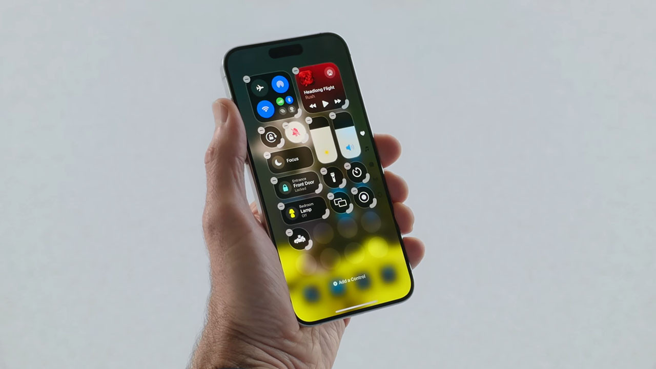 Giao diện của iOS 18 được thay mới và có thể điều chỉnh bố cục.