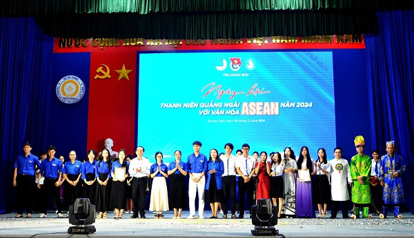 Trao giải Nhất và giải Nhì phần thi video clip cho hai đội Nok - Indonesia và Tinh hoa Đất Việt - Việt Nam.