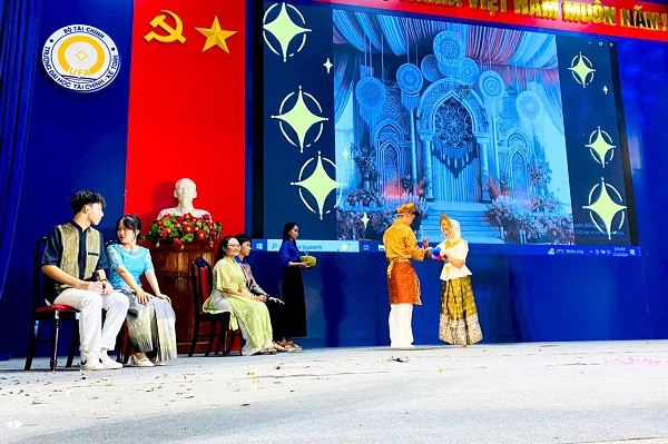 Nghi lễ đám cưới Indonesia của đội Nok - Indonesia (trường ĐH Phạm Văn Đồng).