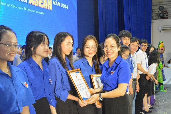 Phó Bí thư Tỉnh Đoàn, Chủ tịch Hội Liên hiệp thanh niên Việt Nam tỉnh Hồ Thị Thu Thanh trao giải Nhất phần thi thuyết trình cho đội Nok - Indonesia (trường ĐH Phạm Văn Đồng).