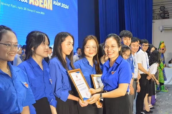Phó Bí thư Tỉnh Đoàn, Chủ tịch Hội Liên hiệp thanh niên Việt Nam tỉnh Hồ Thị Thu Thanh trao giải Nhất phần thi thuyết trình cho đội Nok - Indonesia (trường ĐH Phạm Văn Đồng).