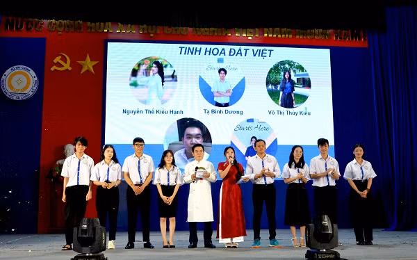 Phần giới thiệu thành viên của đội Tinh hoa Đất Việt (trường ĐH Tài chính - Kế toán).