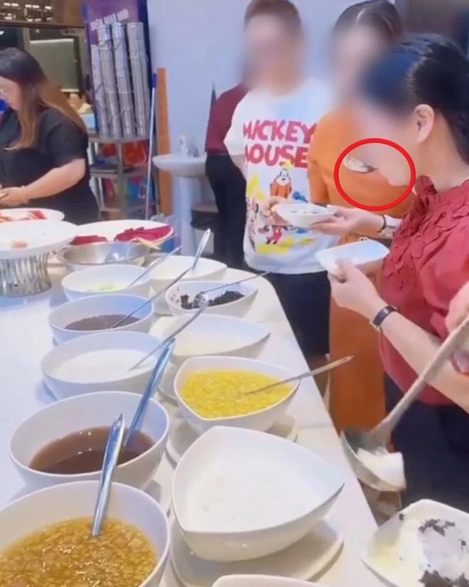 Hành động gây phẫn nộ của thực khách khiến nhiều người ngán ngẩm. (Ảnh cắt từ video) Hành động gây phẫn nộ của thực khách khiến nhiều người ngán ngẩm. (Ảnh cắt từ video)