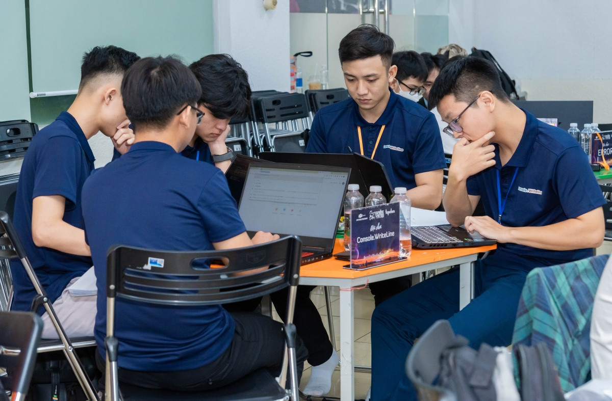 Tại vòng chung kết, sau khi nhận đề bài, mỗi đội có 5 tiếng liên tục vừa phát triển ý tưởng, lập trình, thiết kế sản phẩm game của mình. Tại vòng chung kết, sau khi nhận đề bài, mỗi đội có 5 tiếng liên tục vừa phát triển ý tưởng, lập trình, thiết kế sản phẩm game của mình.