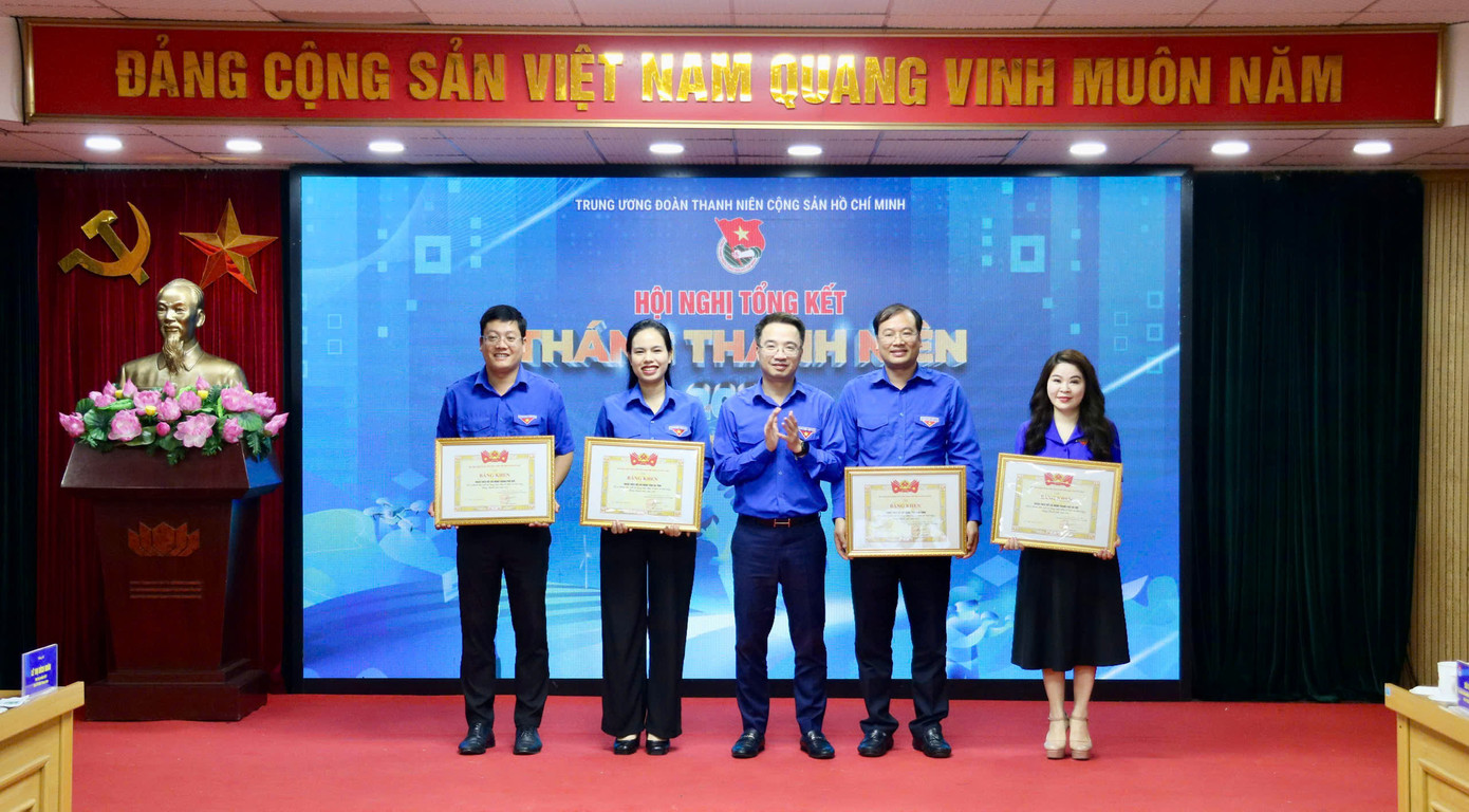 Đồng chí Nguyễn Tường Lâm khen thưởng cho các đơn vị có thành tích xuất sắc trong Tháng Thanh niên. Đồng chí Nguyễn Tường Lâm khen thưởng cho các đơn vị có thành tích xuất sắc trong Tháng Thanh niên.