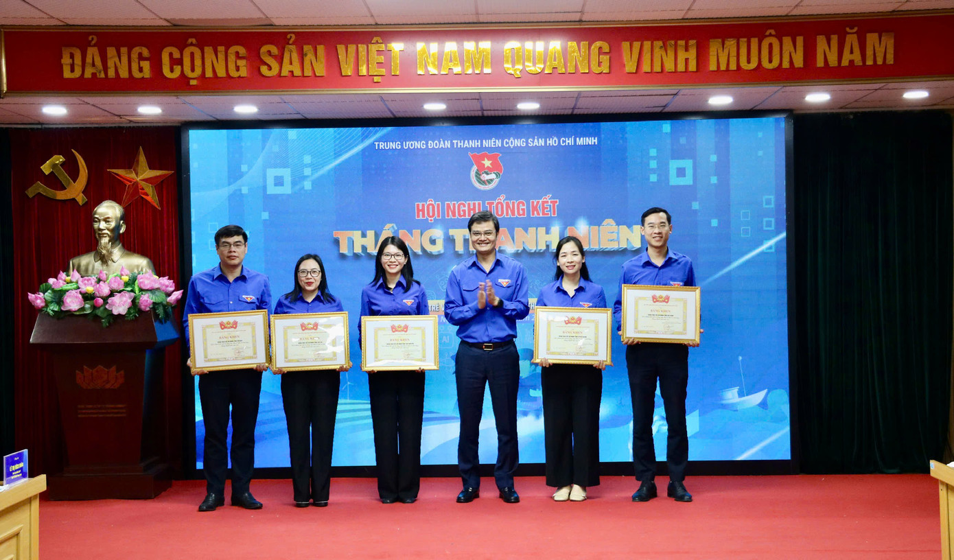 Đồng chí Bùi Quang Huy khen thưởng cho các đơn vị có thành tích xuất sắc trong Tháng Thanh niên. Đồng chí Bùi Quang Huy khen thưởng cho các đơn vị có thành tích xuất sắc trong Tháng Thanh niên.