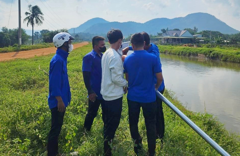 Đoàn viên thanh niên thi công lắp đặt hệ thống cảnh báo.