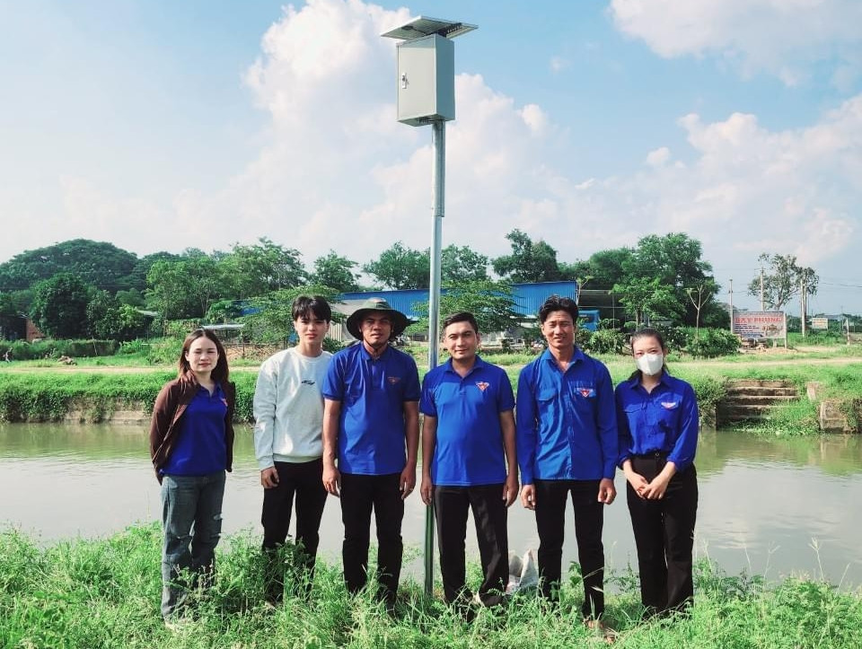 Hệ thống cảnh báo nguy hiểm được đặt gần khu vực ao hồ.