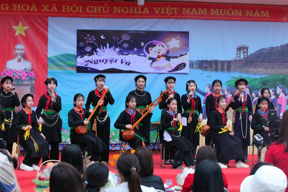 Các thành viên Libreria Project chụp ảnh lưu niệm cùng các em học sinh nhà trường.