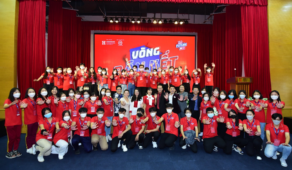 Các thí sinh chụp ảnh kỷ niệm cùng Ban giám khảo Vòng bán Kết Cuộc thi “Future Me”.